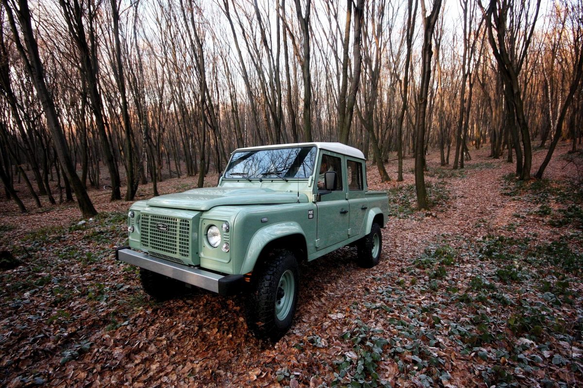 land-rover_100699759_h-1200x1200.jpg