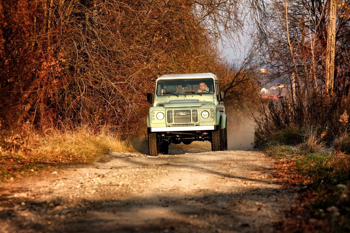 land-rover_100699762_h-1200x1200.jpg