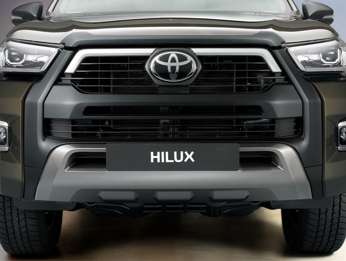 hilux_detail_front_grille_13.jpg