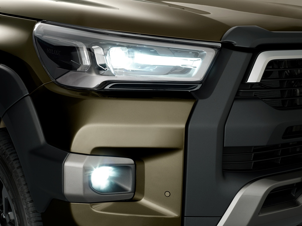 hilux_detail_head_fog_lamp_15.jpg