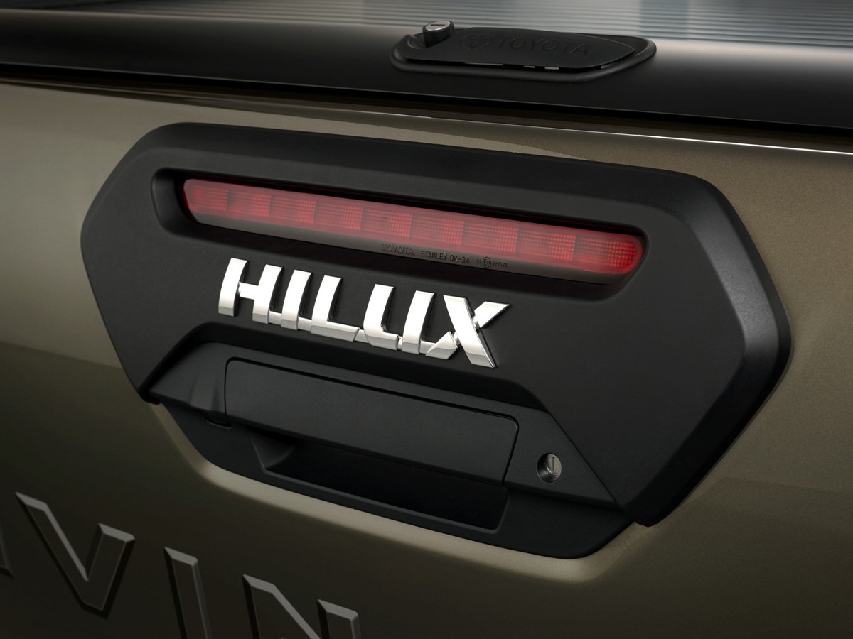 hilux_detail_logo_16.jpg