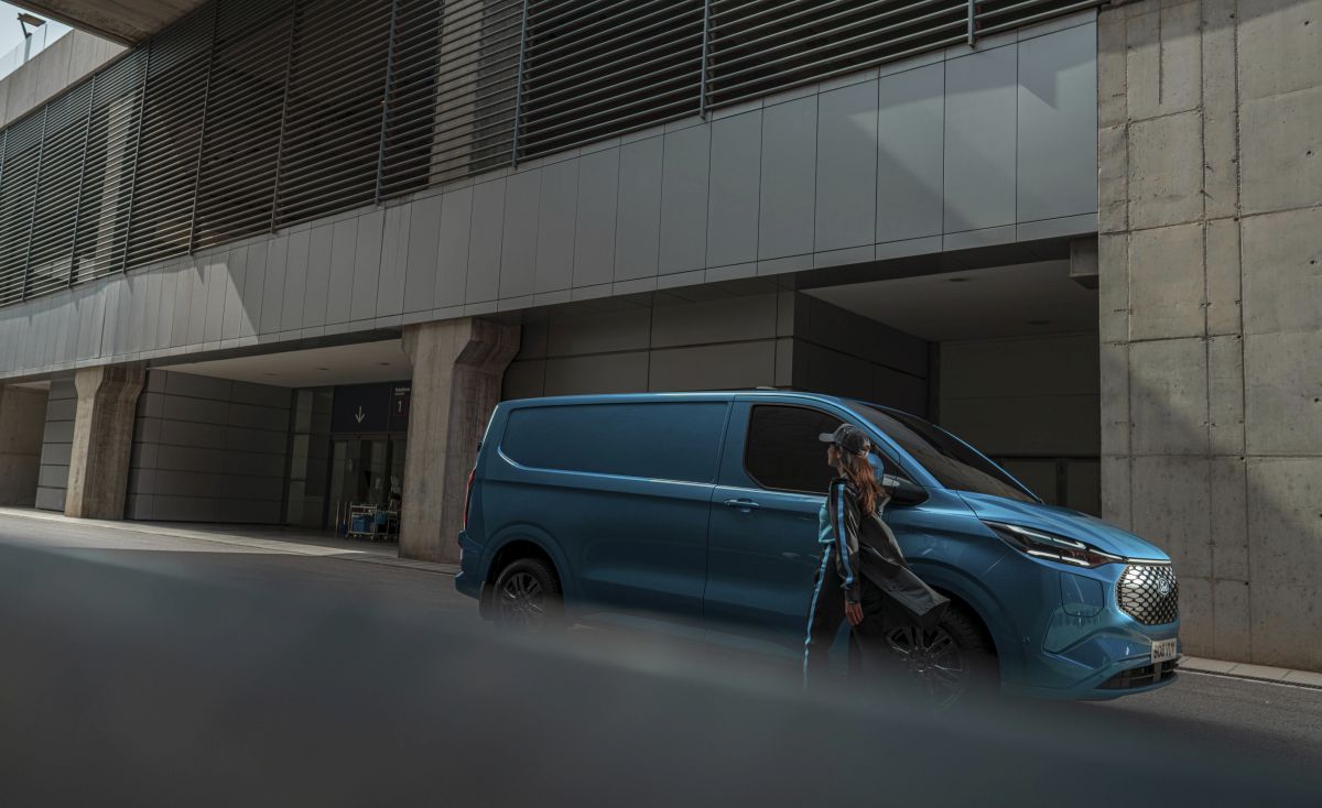 2022_ford_e-transit_custom_10.jpg