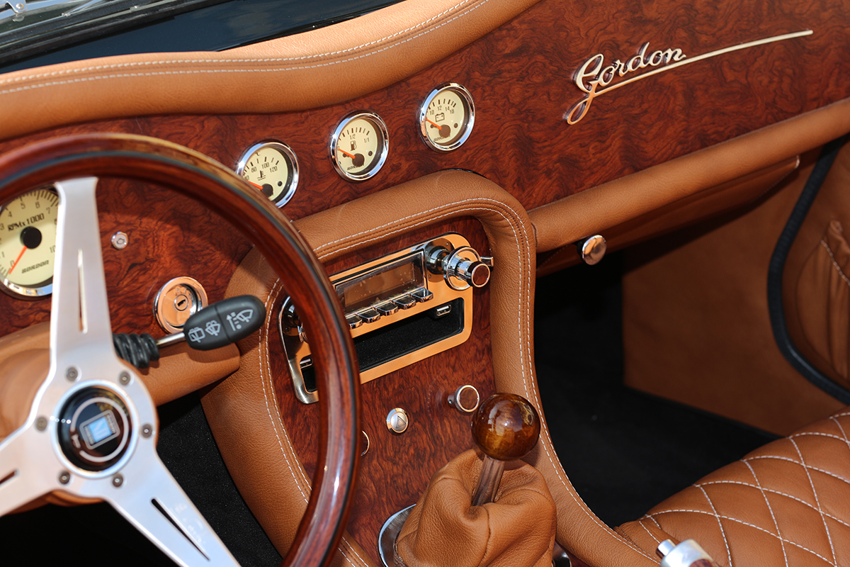 49-gordon-roadster-detail-stredove-pristroje.jpg