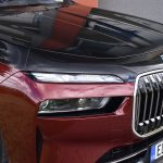 BMW i7 je elektromobil, který konečně dává smysl. Zatímco vy žijete, váš řidič nabíjí