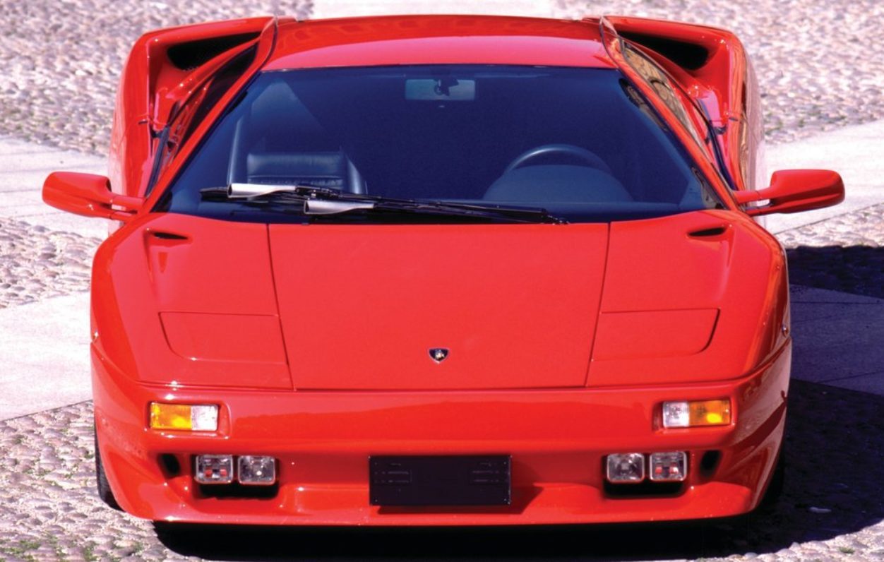 První Lamborghini Diablo uhánělo rychlostí 322 km/h a nemělo posilovač řízení. Jak se postupně vyvíjelo?