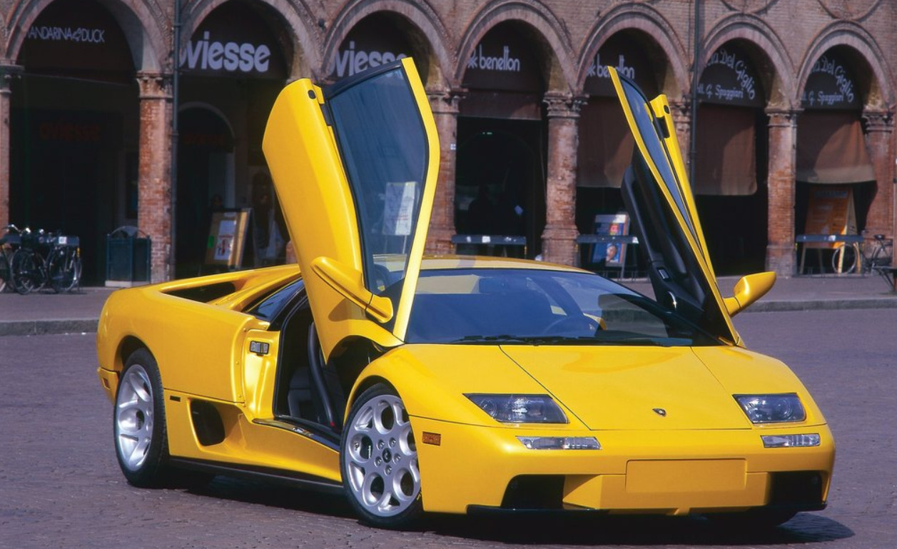 První Lamborghini Diablo uhánělo rychlostí 322 km/h a nemělo posilovač řízení. Jak se postupně vyvíjelo?