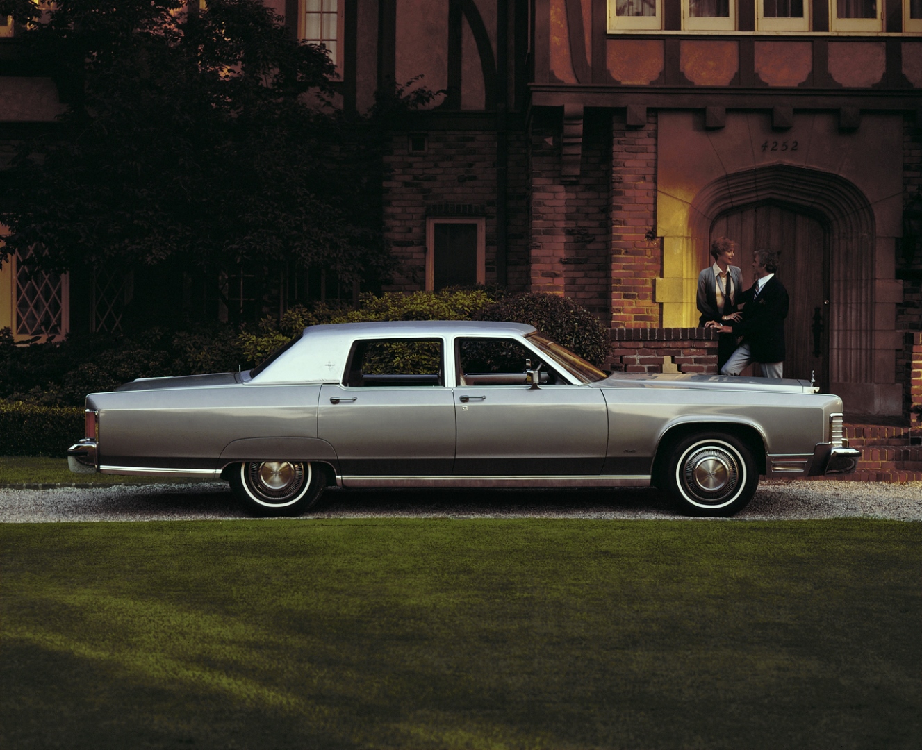 lincoln_continental_williamsburg_town_car.jpg