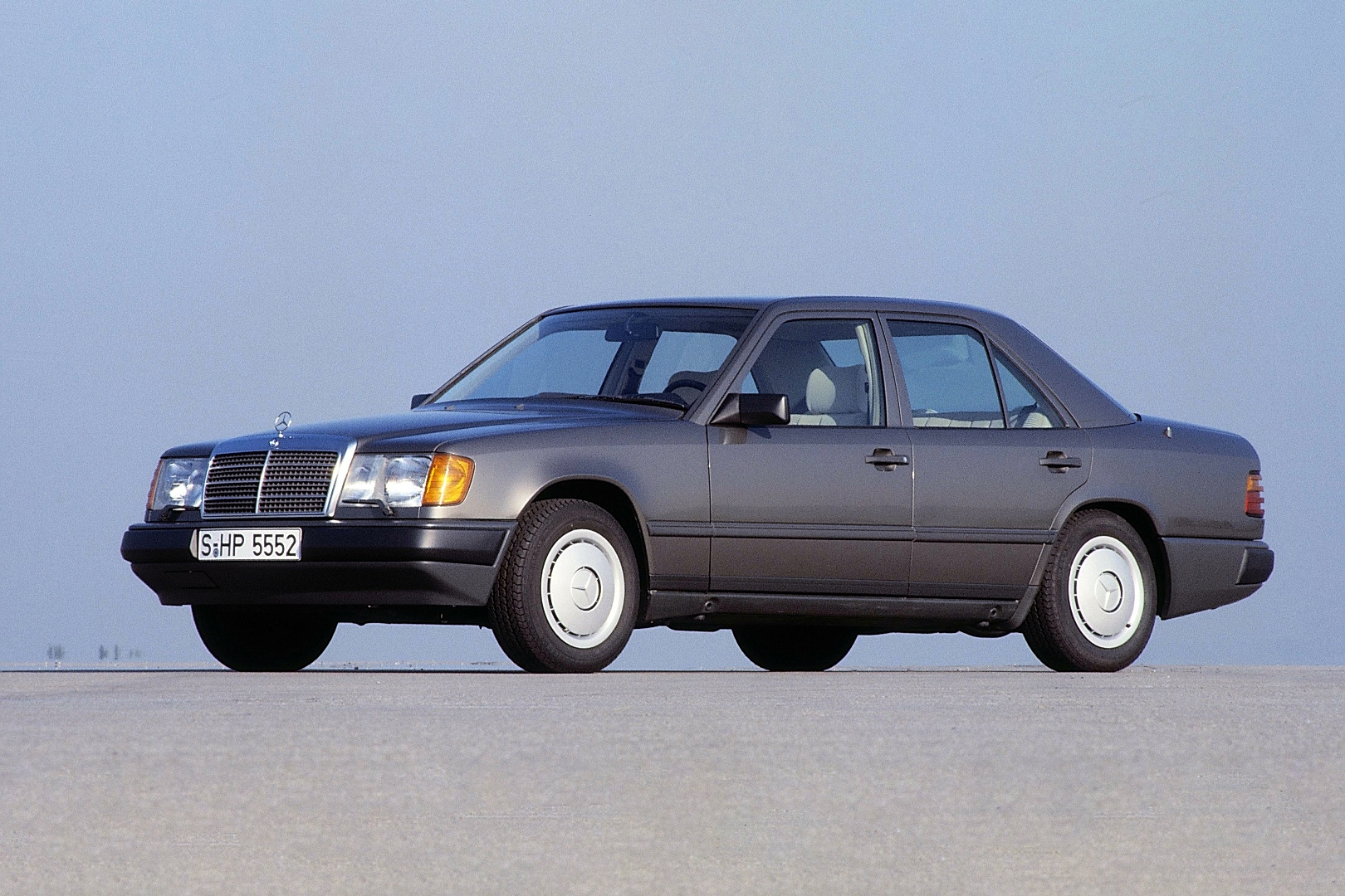 mercedes-benz_230_e_34.jpg