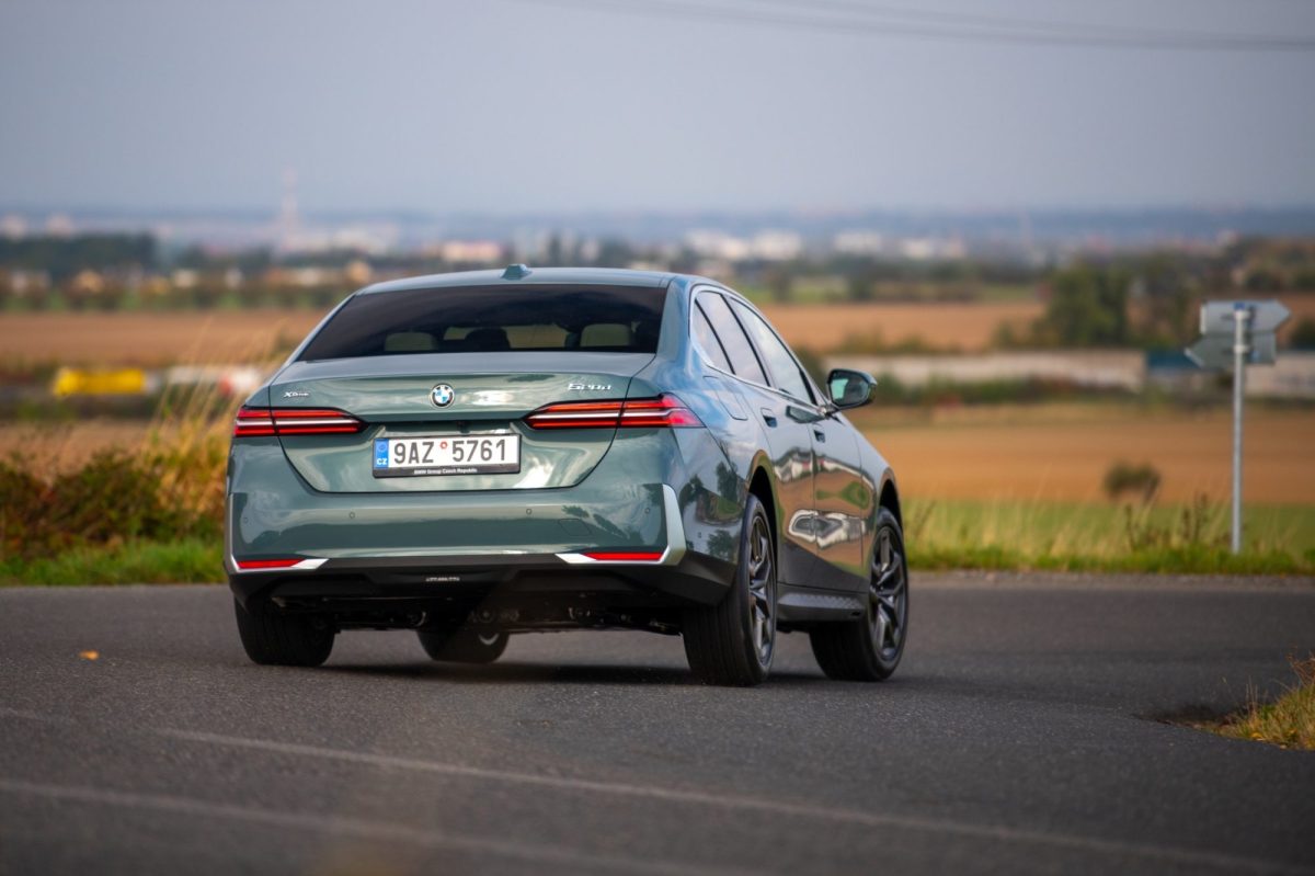 Ačkoliv se BMW řady 5 proměnilo, stále si drží svůj charakterní potenciál. Jeho elektrická verze je čistší, kdežto v dieselu cítíte uspokojivé staromilství