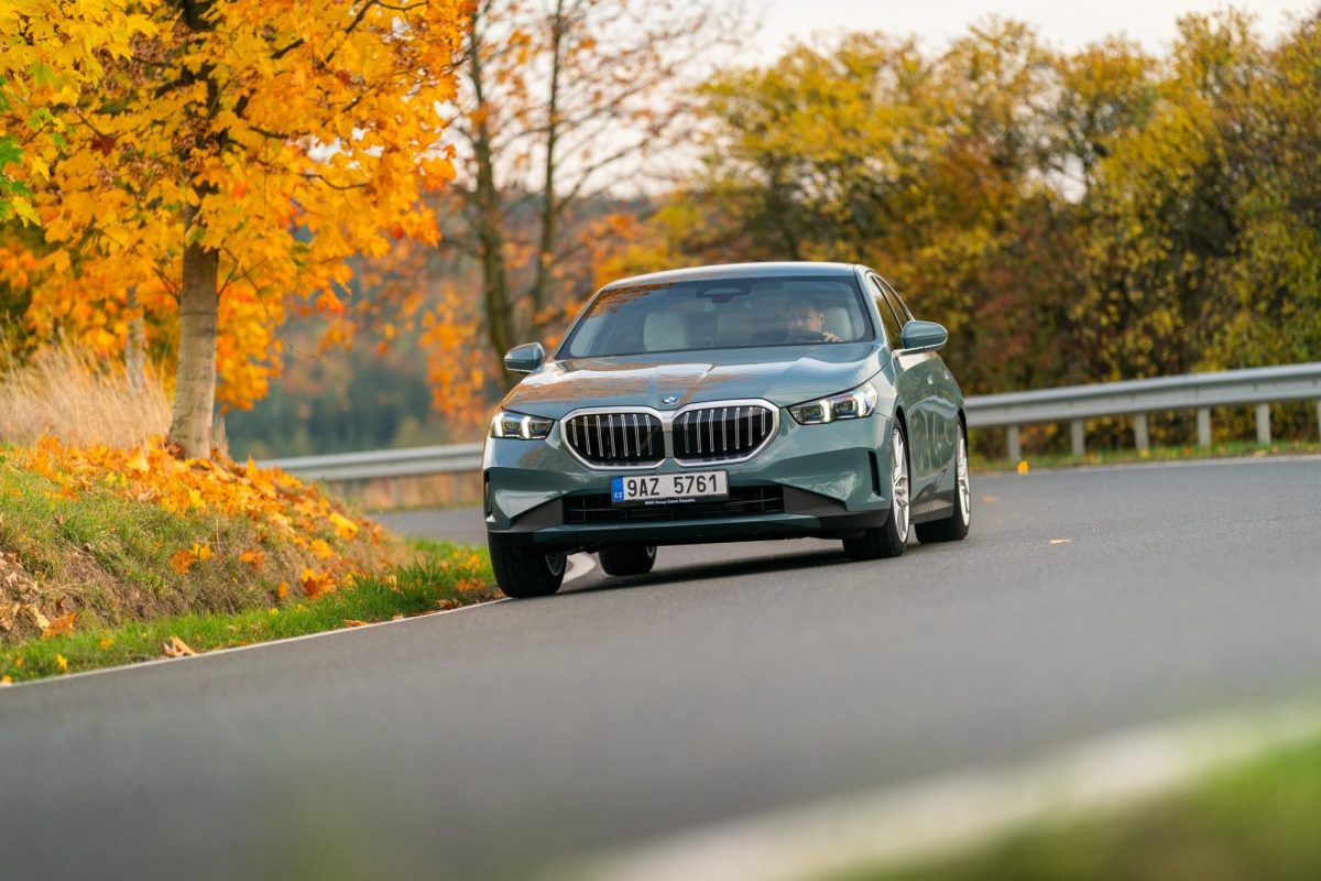 Ačkoliv se BMW řady 5 proměnilo, stále si drží svůj charakterní potenciál. Jeho elektrická verze je čistší, kdežto v dieselu cítíte uspokojivé staromilství