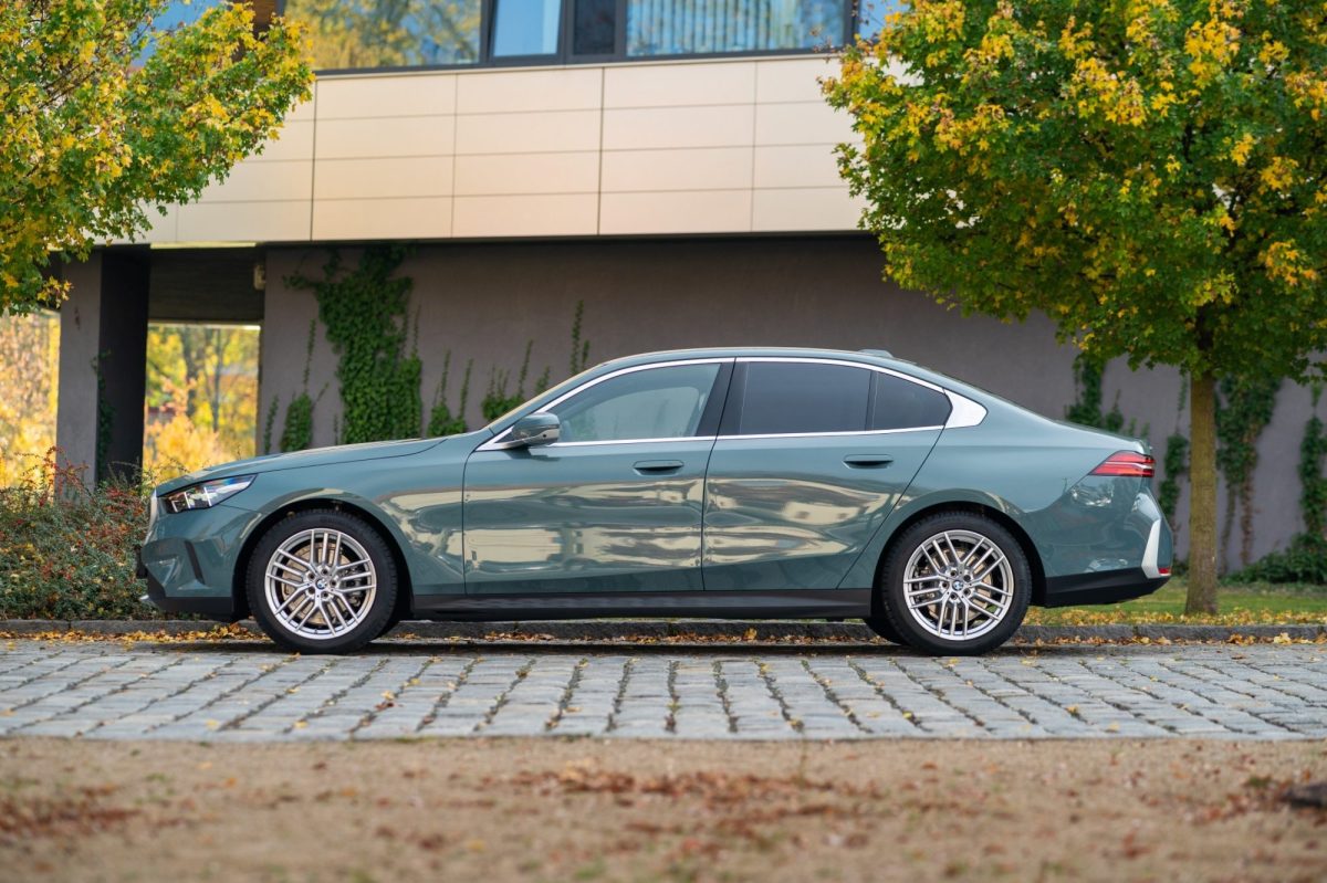 Ačkoliv se BMW řady 5 proměnilo, stále si drží svůj charakterní potenciál. Jeho elektrická verze je čistší, kdežto v dieselu cítíte uspokojivé staromilství