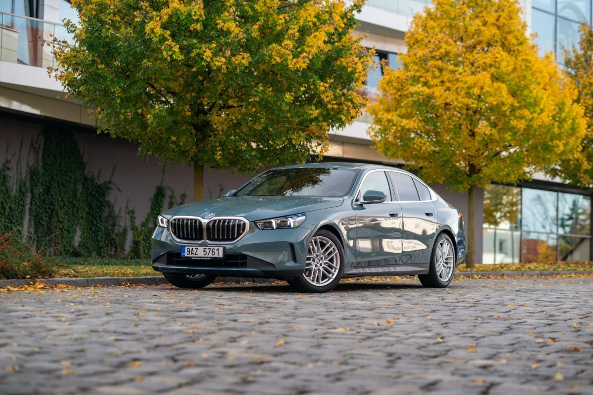 Ačkoliv se BMW řady 5 proměnilo, stále si drží svůj charakterní potenciál. Jeho elektrická verze je čistší, kdežto v dieselu cítíte uspokojivé staromilství