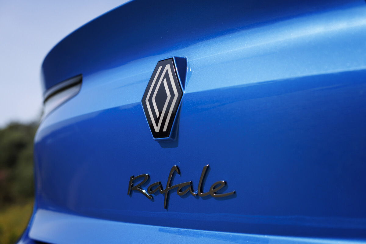 renault-rafale-e-tech-hybrid-esprit-alpine-bleu-sommet-28.jpg