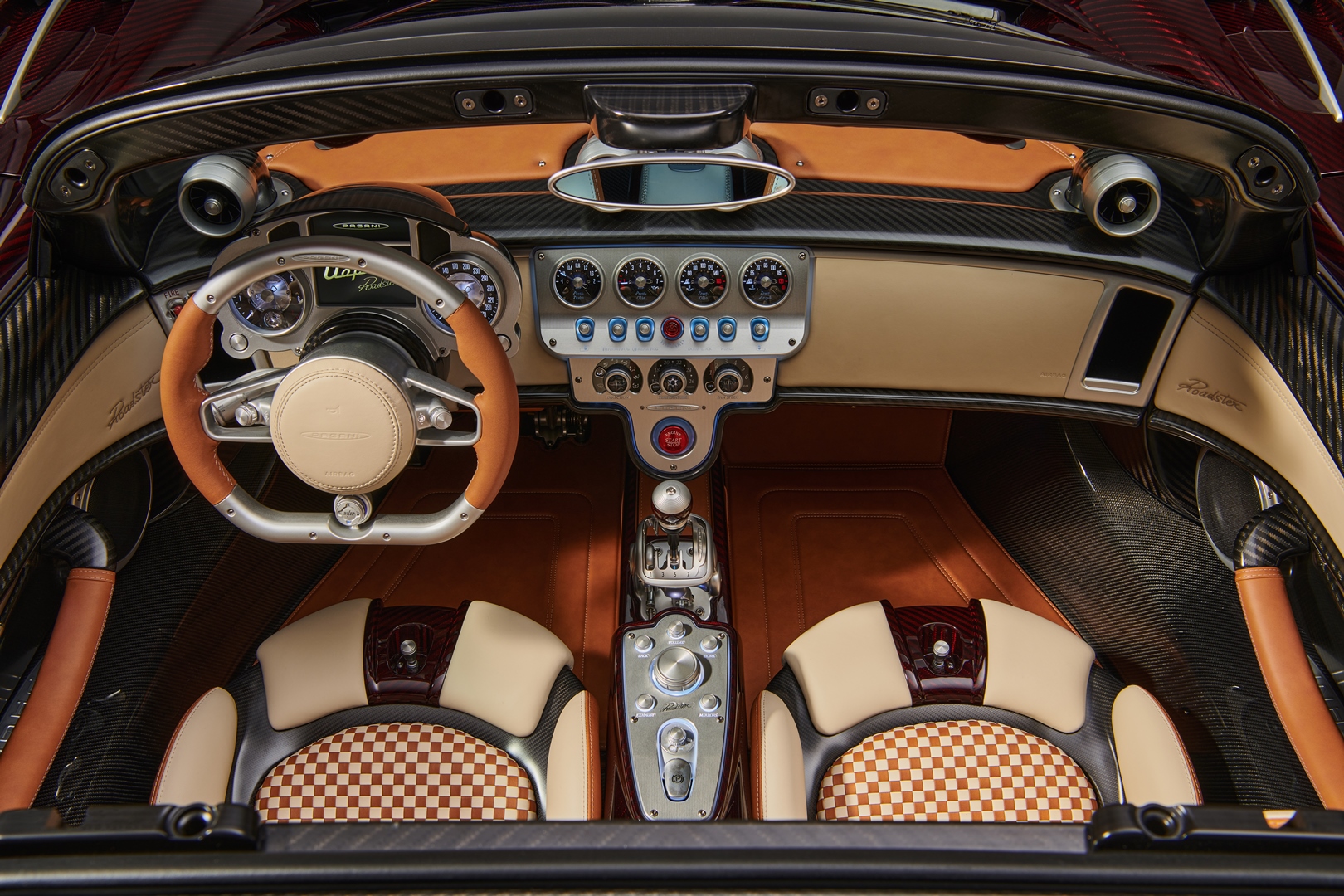 pagani-utopia-roadster-020103-interni-dallalto-zoom-logo.jpg