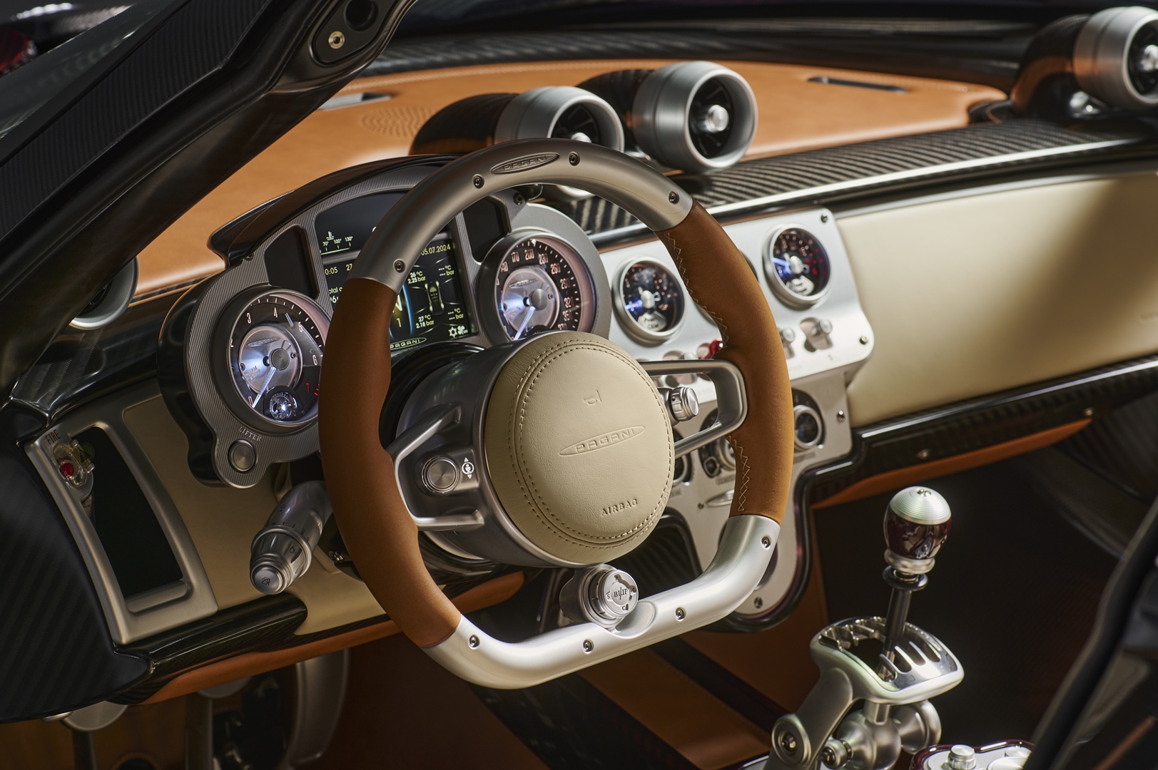 pagani-utopia-roadster-020300-volante.jpg